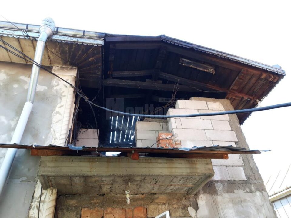 Un incendiu a afectat acoperișul unei case din localitatea Valea Bourei