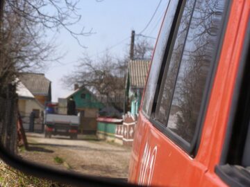 Preoții din Cornu Luncii au stropit cu agheasmă drumurile și spațiile din toată comuna