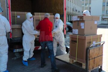 Cele două echipamente principale pentru o linie de testare COVID-19, donate de Arhiepiscopia Sucevei și Rădăuților, au ajuns la Spitalul Județean