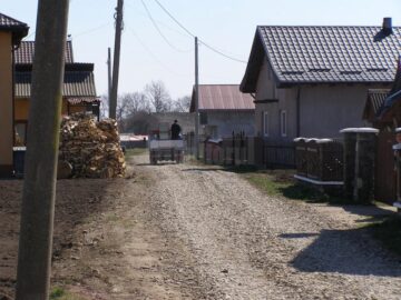 Preoții din Cornu Luncii au stropit cu agheasmă drumurile și spațiile din toată comuna