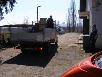 Preoții din Cornu Luncii au stropit cu agheasmă drumurile și spațiile din toată comuna