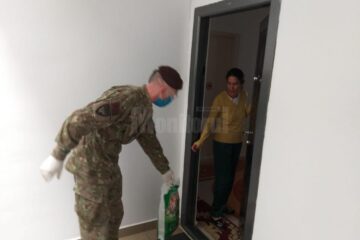 Pachete cu produse alimentare și de igienă, distribuite de Armata Română nevoiașilor din municipiul Suceava