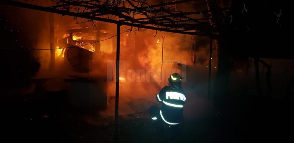 Incendiu violent, în noapte, la o gospodărie din Baia