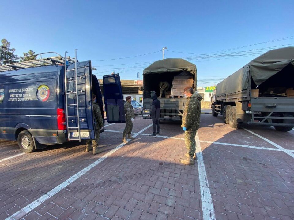 Pachete cu produse alimentare și de igienă, distribuite de Armata Română nevoiașilor din municipiul Suceava