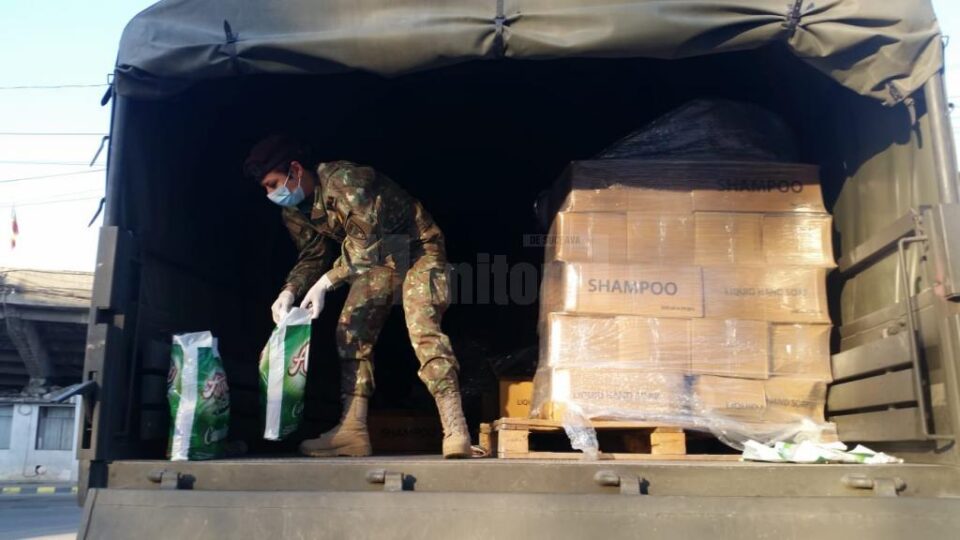 Pachete cu produse alimentare și de igienă, distribuite de Armata Română nevoiașilor din municipiul Suceava