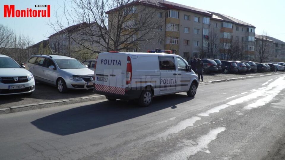 Un bărbat cu mănuși și mască pe față s-a spânzurat în cartierul Obcini din Suceava