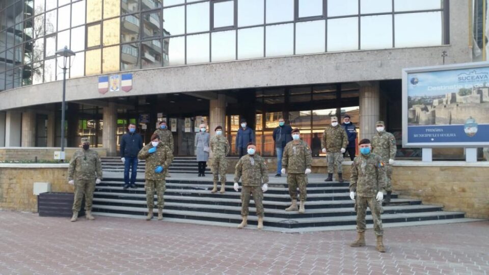 Pachete cu produse alimentare și de igienă, distribuite de Armata Română nevoiașilor din municipiul Suceava