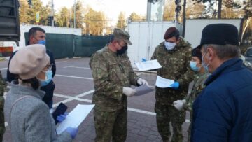 Pachete distribuite de militari familiilor nevoiașe din zonele aflate în carantină