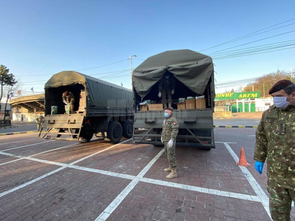 Alimente și produse de igienă, distribuite de militari oamenilor nevoiași
