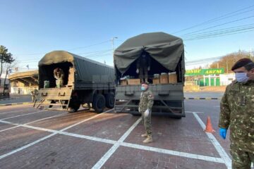 Alimente și produse de igienă, distribuite de militari oamenilor nevoiași