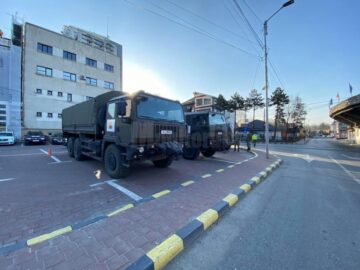 Pachete distribuite de militari familiilor nevoiașe din zonele aflate în carantină