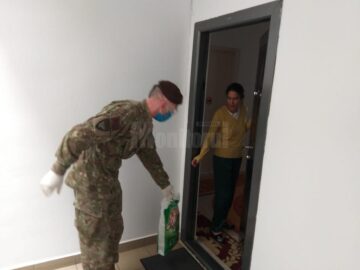 Pachete distribuite de militari familiilor nevoiașe din zonele aflate în carantină