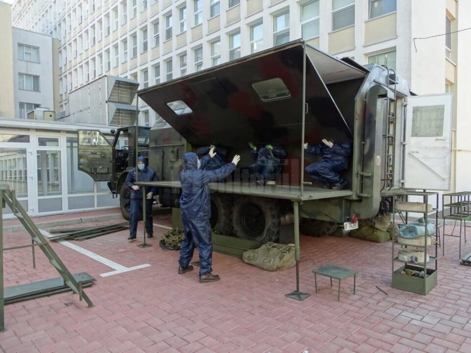 O autospecială de decontaminare personal, instalată în curtea Spitalului Județean