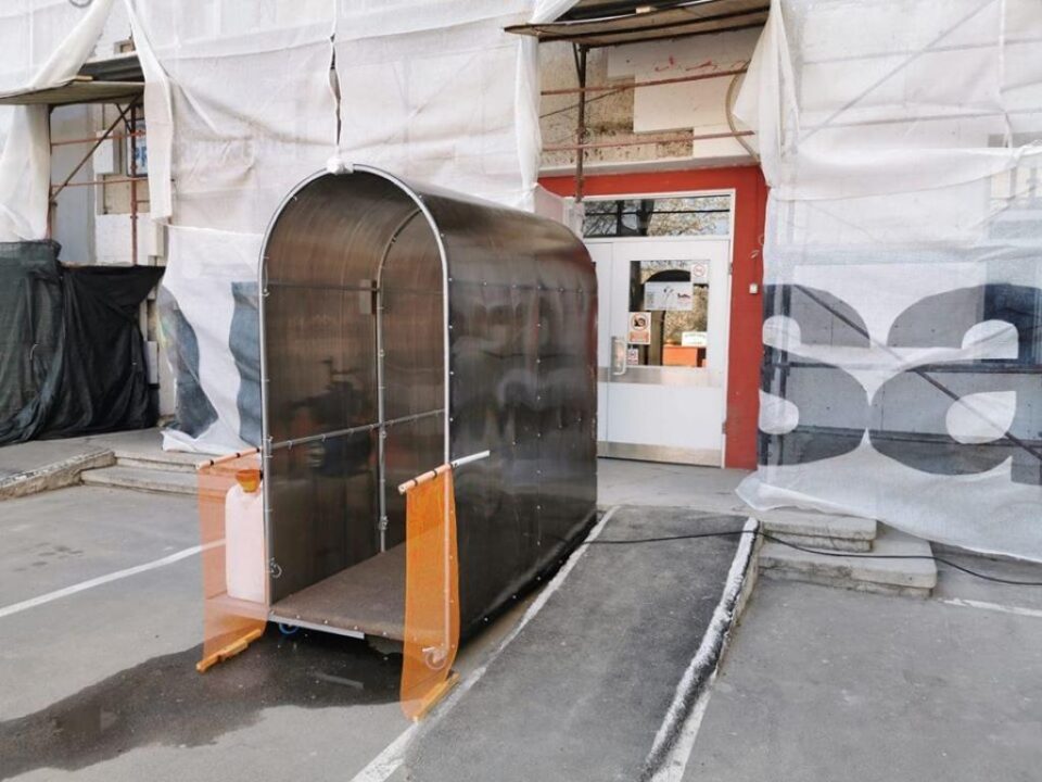 La Spitalul Municipal Rădăuți a fost montat primul tunel de dezinfecție pentru personal Sursa foto facebook Cătălin Urdoi La Spitalul Municipal Rădăuți a fost montat primul tunel de dezinfecție pentru personal Sursa foto facebook Cătălin Urdoi
