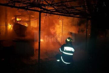 Incendiu violent, în noapte, la o gospodărie din Baia