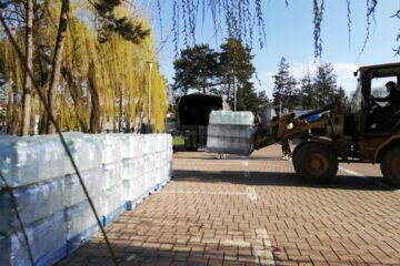 19.800 de litri de apă și o tonă de conserve de icre de pește, donate Spitalului Județean de către Crucea Roșie Suceava