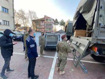 Pachete distribuite de militari familiilor nevoiașe din zonele aflate în carantină