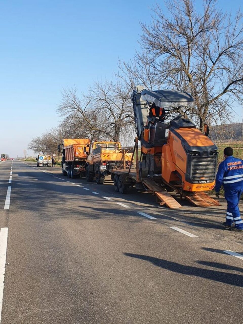 Drumarii au ieșit în coloană din zona de carantină. Au început asfaltările pe E 85, spre Siret
