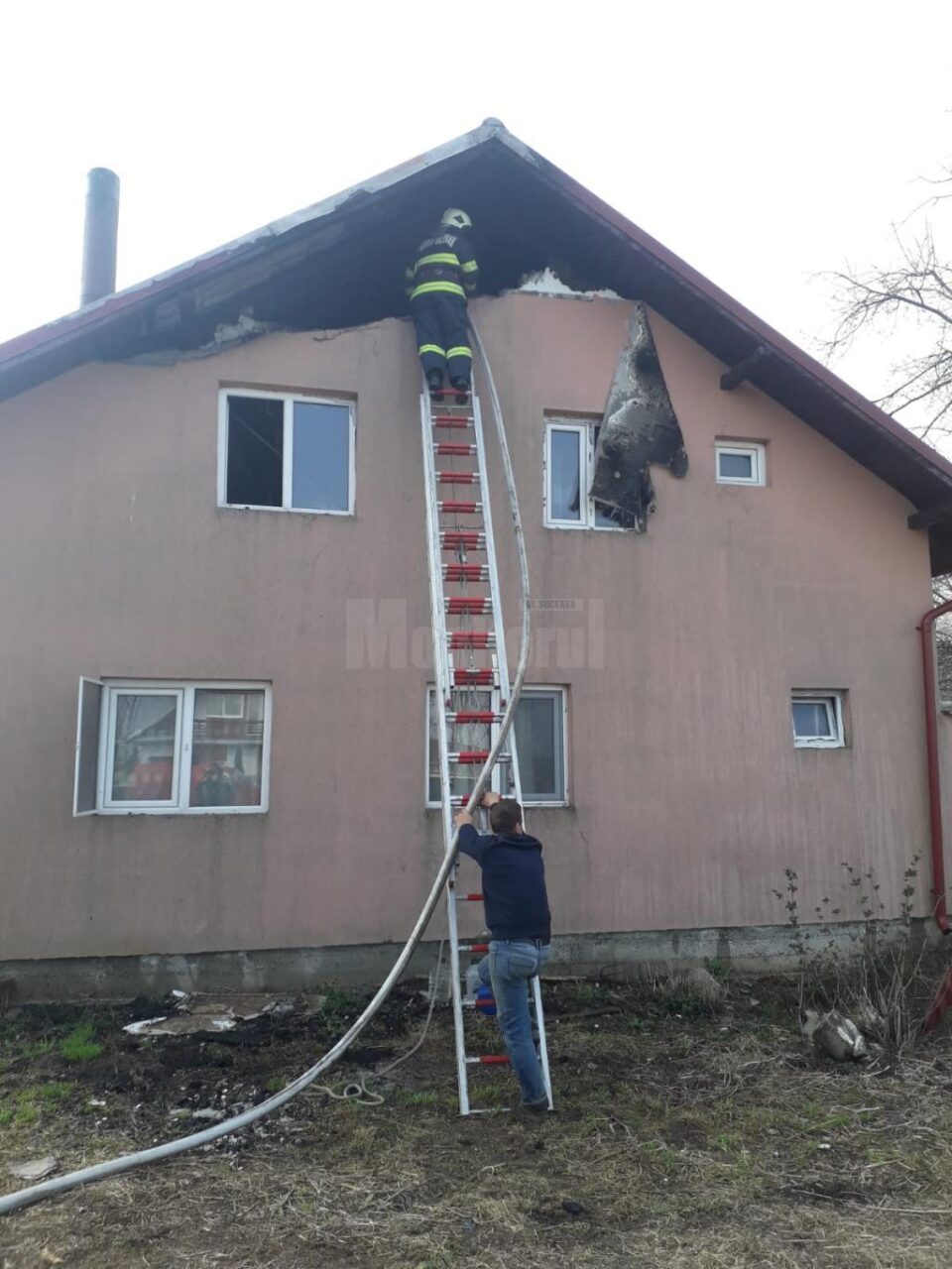 Pompierii au actionat pentru stingerea incendiului la un acoperis din Roscani