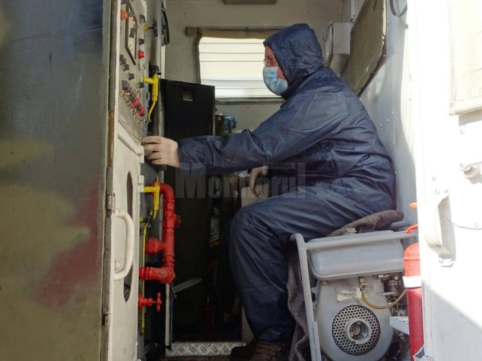O autospecială de decontaminare personal, instalată în curtea Spitalului Județean