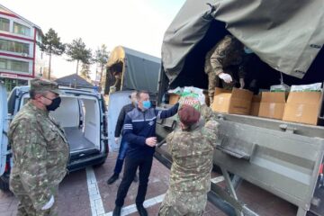 Pachete distribuite de militari familiilor nevoiașe din zonele aflate în carantină