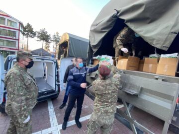 Pachete distribuite de militari familiilor nevoiașe din zonele aflate în carantină