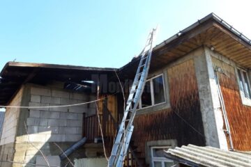 Flacarile au afectat acoperisul unei case din Valea Bourei