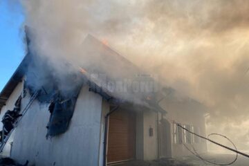 Un incendiu a distrus acoperișul unei case din Ipotești