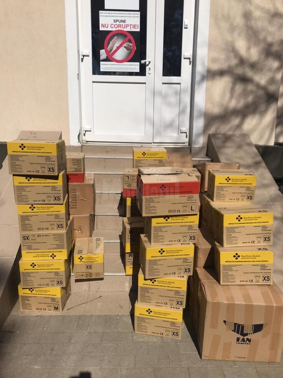 Mașini de spălat, uscătoare, frigidere, cuptoare cu microunde, fierbătoare de apă și filtre de cafea, donate de Crucea Roșie Suceava Spitalului de Urgență