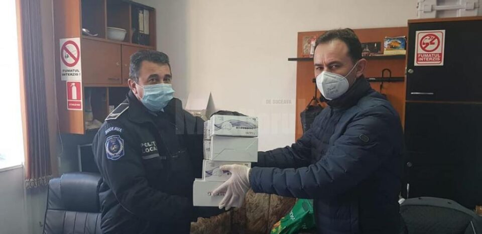 Marian Andronache și Eugen Tomac au oferit materiale de protecție sucevenilor din linia întâi care luptă cu noul coronavirus Marian Andronache și Eugen Tomac au oferit materiale de protecție sucevenilor din linia întâi care luptă cu noul coronavirus