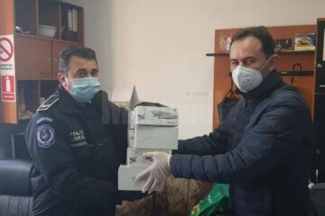 Marian Andronache și Eugen Tomac au oferit materiale de protecție sucevenilor din linia întâi care luptă cu noul coronavirus