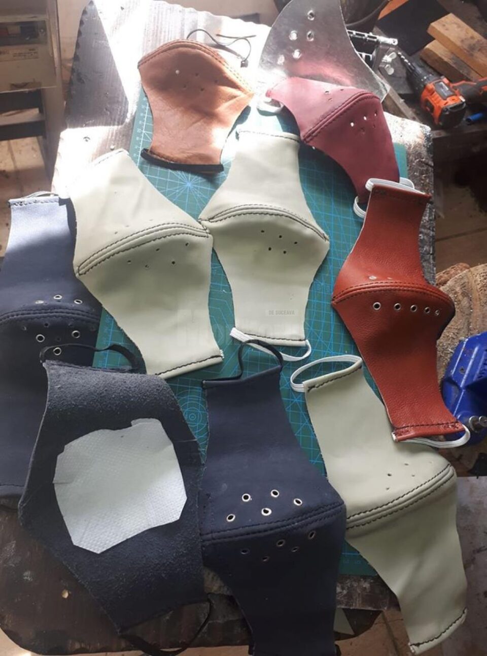 Măști de protecție din piele naturală în lupta cu Covid-19, confecționate de un meșter popular din Frasin Măști de protecție din piele naturală în lupta cu Covid-19, confecționate de un meșter popular din Frasin