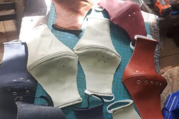 Măști de protecție din piele naturală în lupta cu Covid-19, confecționate de un meșter popular din Frasin