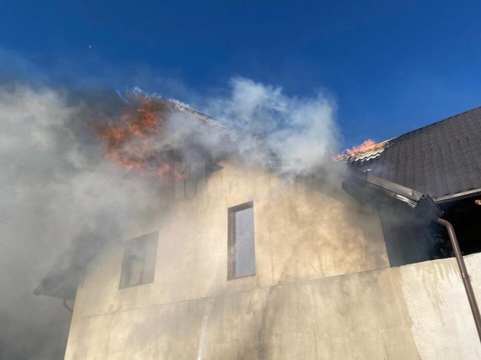 Un incendiu a distrus acoperișul unei case din Ipotești