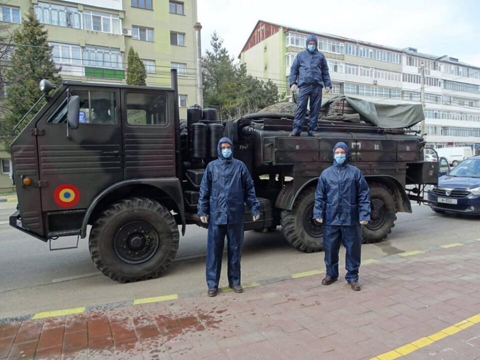 O autospecială de decontaminare personal, instalată în curtea Spitalului Județean Foto: Sergent major Cătălin Cârlescu