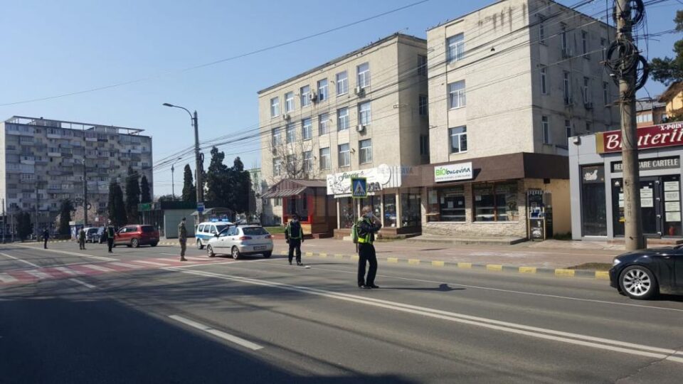 Polițiștii locali, prezenți în teren, în echipe mixte, la verificarea celor aflați în trafic Polițiștii locali, prezenți în teren, în echipe mixte, la verificarea celor aflați în trafic