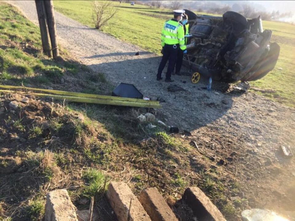 O tânără de 20 de ani, beată la volan, s-a răsturnat de trei ori cu mașina