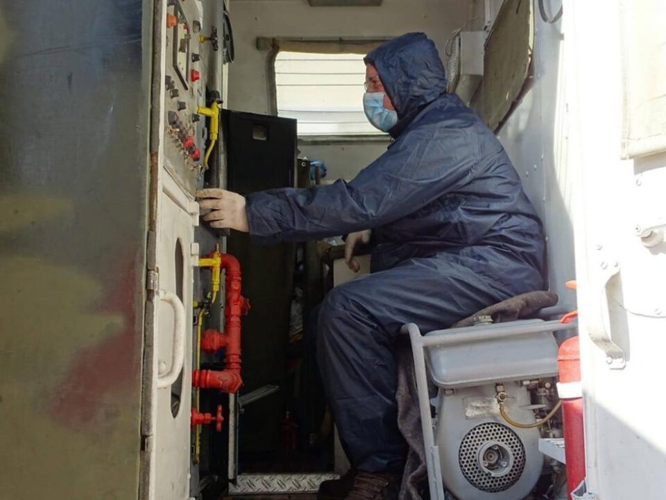O autospecială de decontaminare personal, instalată în curtea Spitalului Județean Foto: Sergent major Cătălin Cârlescu