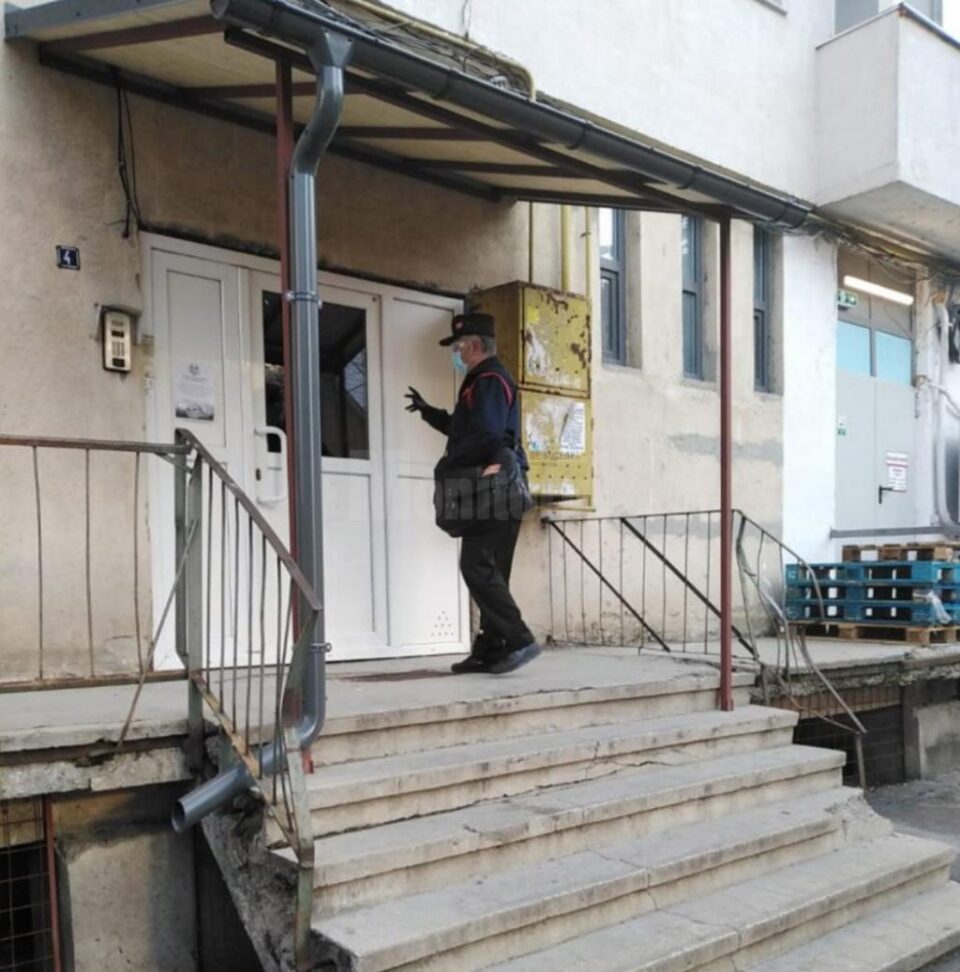 Mihai Budeanu și colegii săi, poștașii, merg la muncă, zi de zi, chiar și când orașul Suceava e încremenit în carantină