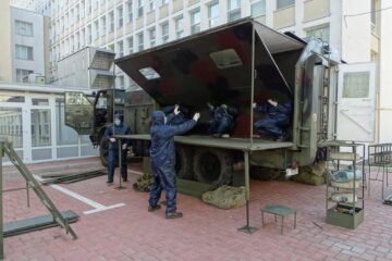 O autospecială de decontaminare personal, instalată în curtea Spitalului Județean Foto: Sergent major Cătălin Cârlescu