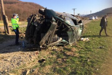 Tânăra s-a răsturnat de trei ori cu mașina