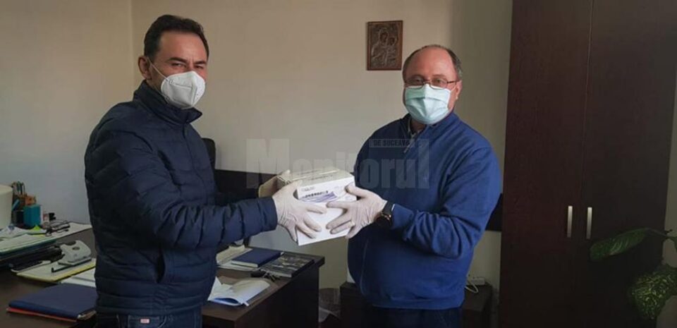 Marian Andronache și Eugen Tomac au oferit materiale de protecție sucevenilor din linia întâi care luptă cu noul coronavirus