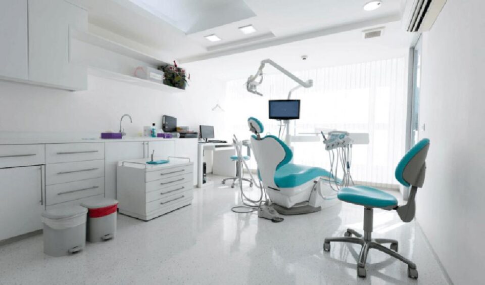 Doar trei cabinete stomatologice din județ mai pot asigura urgențele. Foto: grenndental.ro