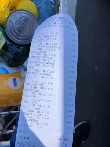 Cumpără un coș de produse, de 50 de lei, pentru o persoană nevoiașă. Foto Facebook: Andrei Bacoș