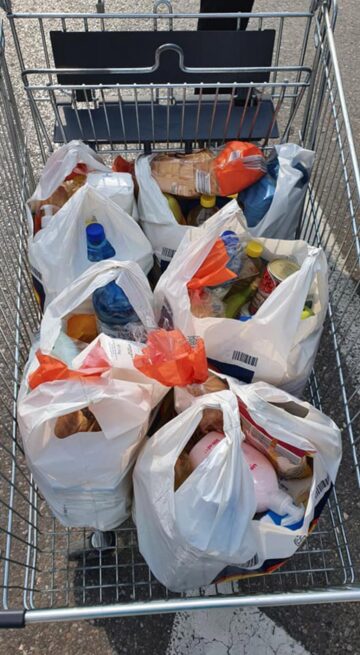 Cumpără un coș de produse, de 50 de lei, pentru o persoană nevoiașă. Foto Facebook: Andrei Bacoș