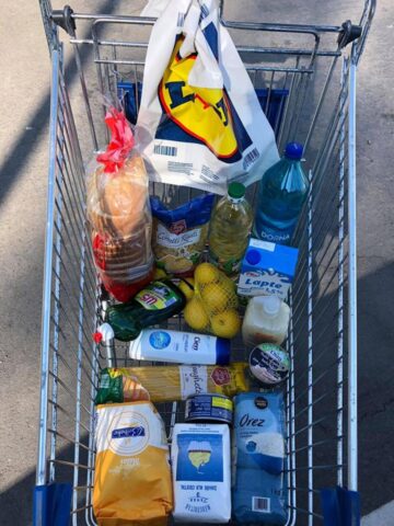 Cumpără un coș de produse, de 50 de lei, pentru o persoană nevoiașă. Foto Facebook: Andrei Bacoș