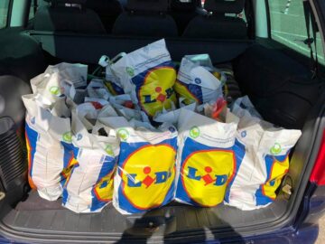 Cumpără un coș de produse, de 50 de lei, pentru o persoană nevoiașă. Foto Facebook: Andrei Bacoș