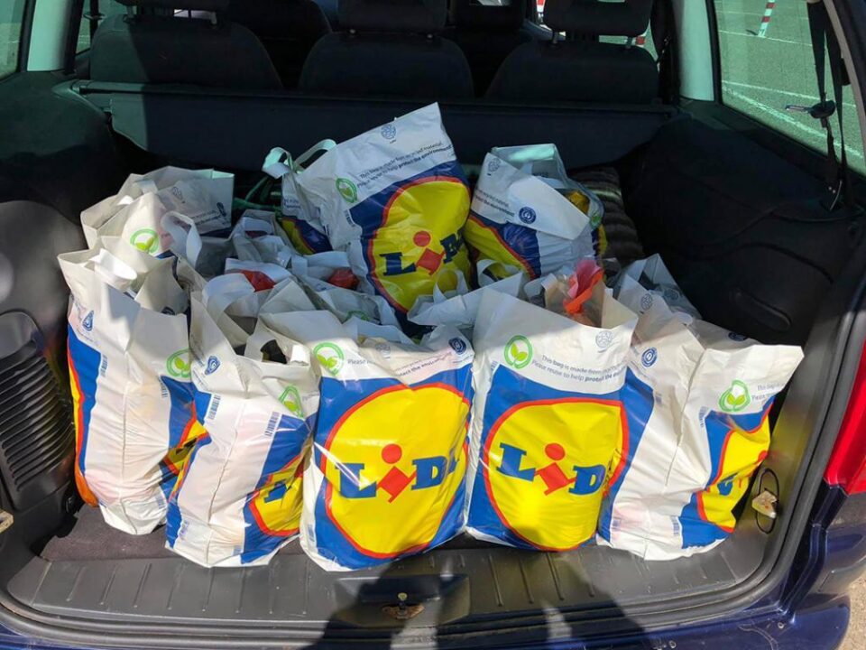 Cumpără un coș de produse, de 50 de lei, pentru o persoană nevoiașă. Foto Facebook: Andrei Bacoș Cumpără un coș de produse, de 50 de lei, pentru o persoană nevoiașă. Foto Facebook: Andrei Bacoș