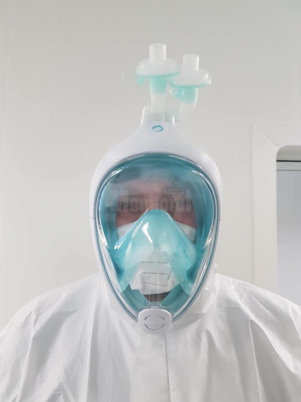 Măști pentru scufundări, adaptate pentru medicii din Terapie Intensivă, de fostul bioinginer din secția ATI a Spitalului Suceava