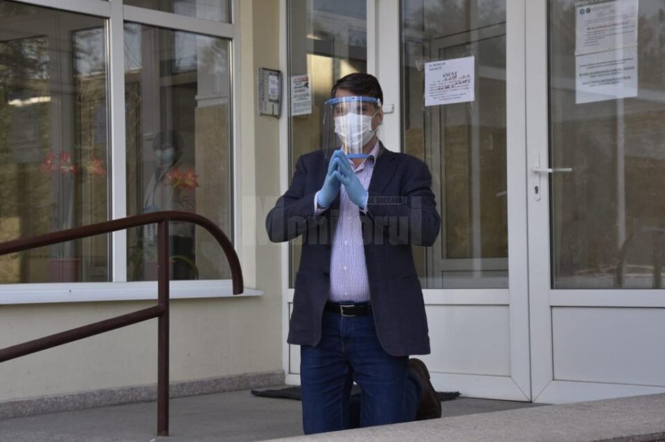 Directorul SGA Suceava, demis din funcție pentru că s-a rugat în genunchi în fața instituției pentru a salva orașul de pandemie Directorul SGA Suceava, demis din funcție pentru că s-a rugat în genunchi în fața instituției pentru a salva orașul de pandemie